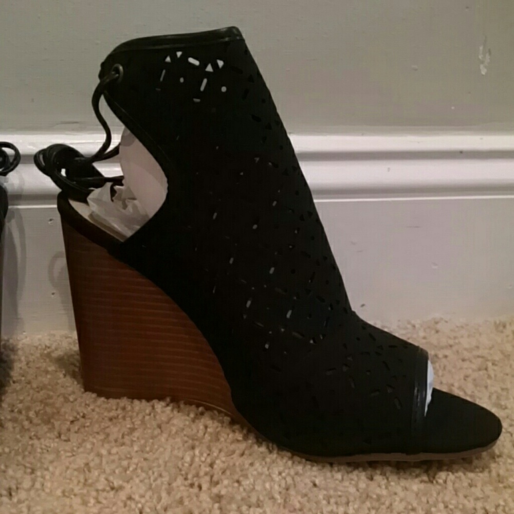 Black  wedges